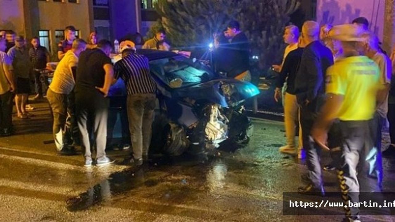Aracıyla Bariyerlere Çarpan Anne ve Kızı Yaralandı