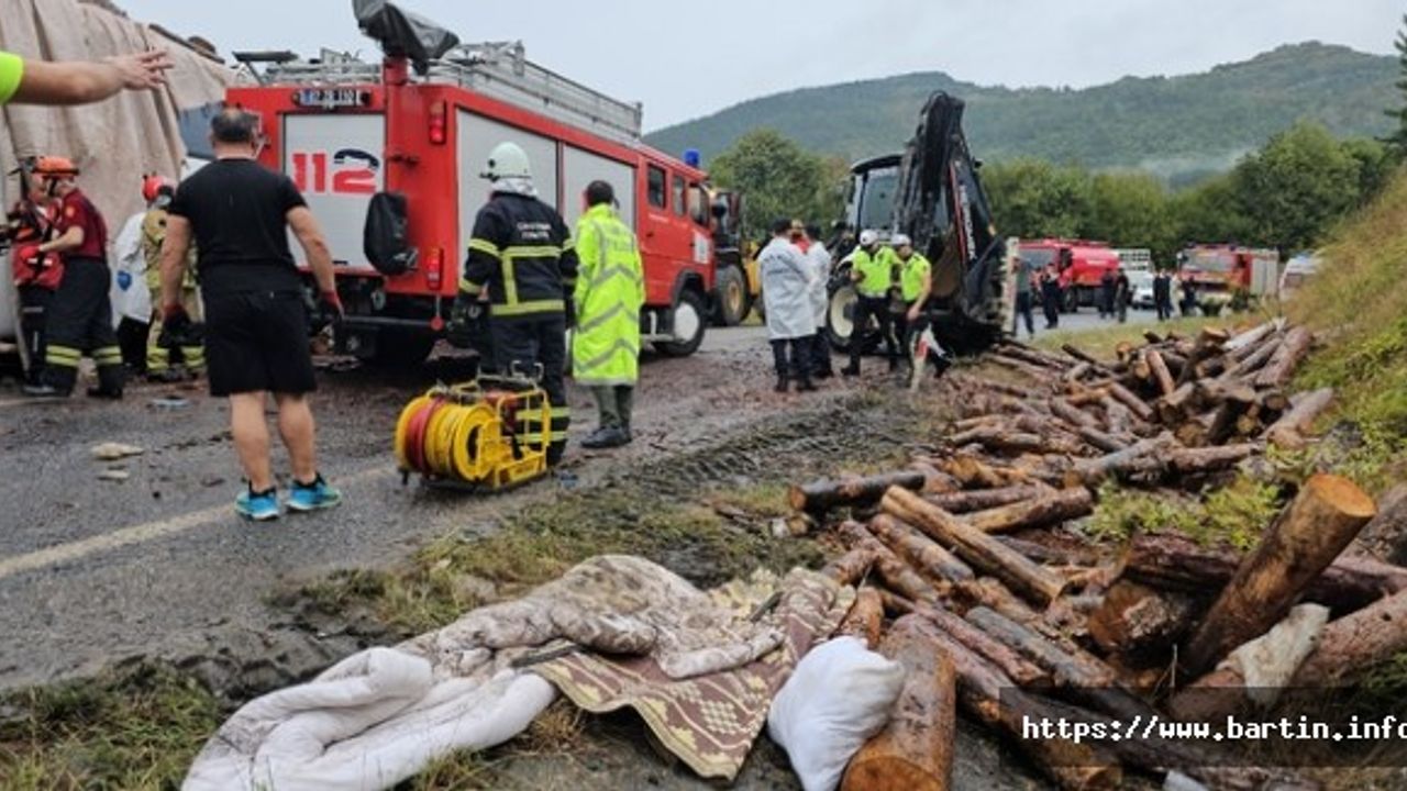 Bartın Otobüsü Tomruk Yüklü Kamyonla Çarpıştı: 2 Ölü, 23 Yaralı