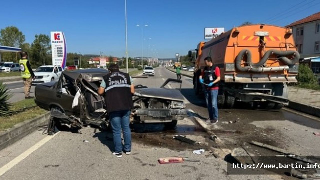 Otomobil temizlik kamyonuna çarptı; 1 ağır yaralı