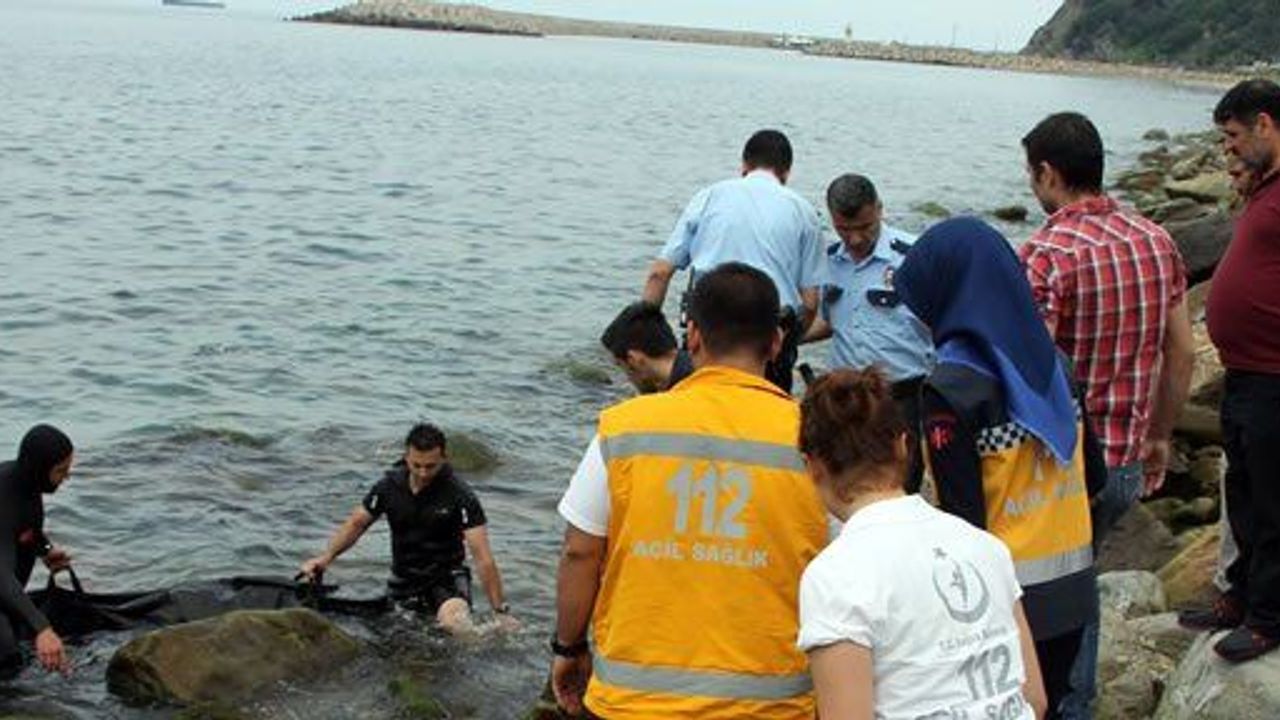 İhbar Üzerine Limana Gelen Ekipler, Sahilde Erkek Cesedi Buldu 
