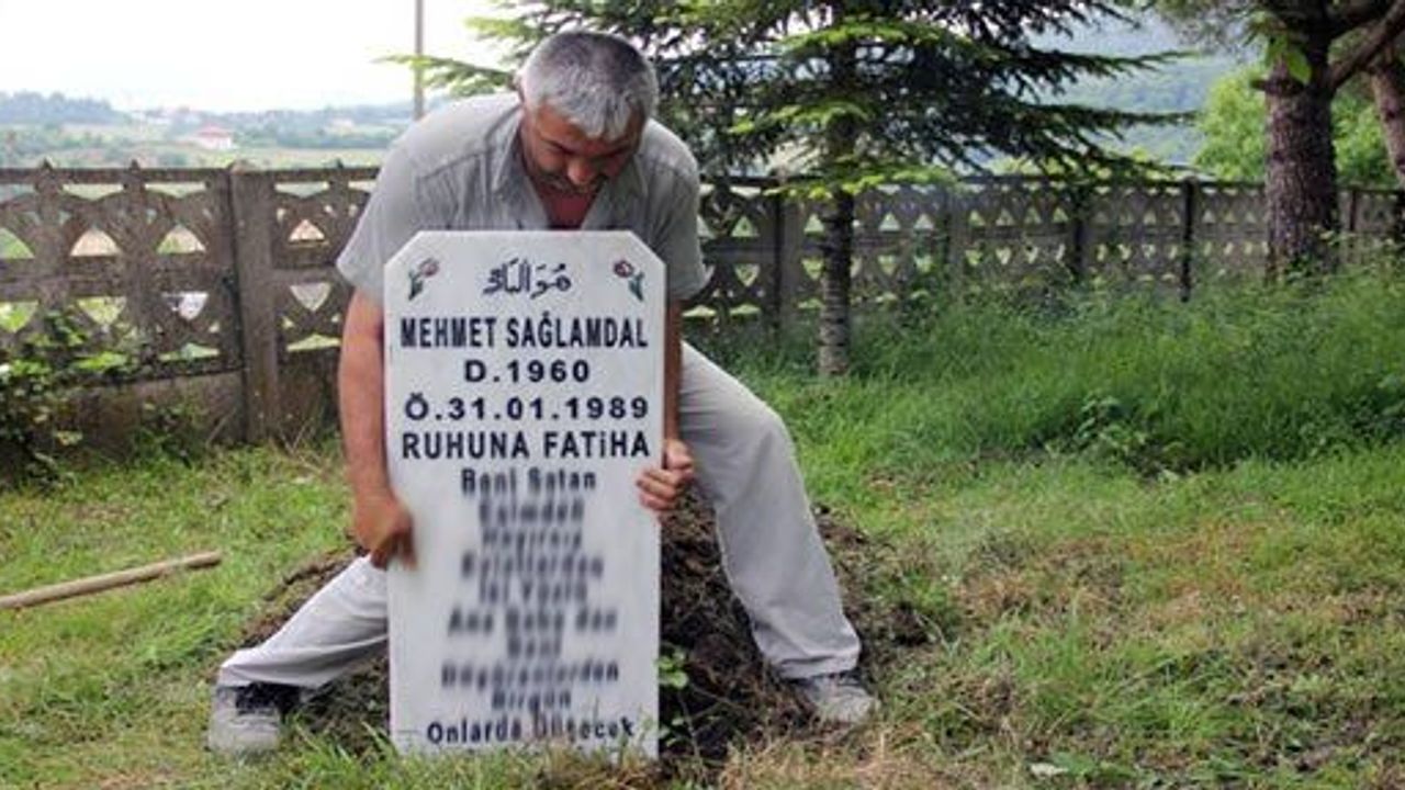 Kayıp Ağabeyinin Mezar Taşına Öyle Bir Şey Yazdı ki...