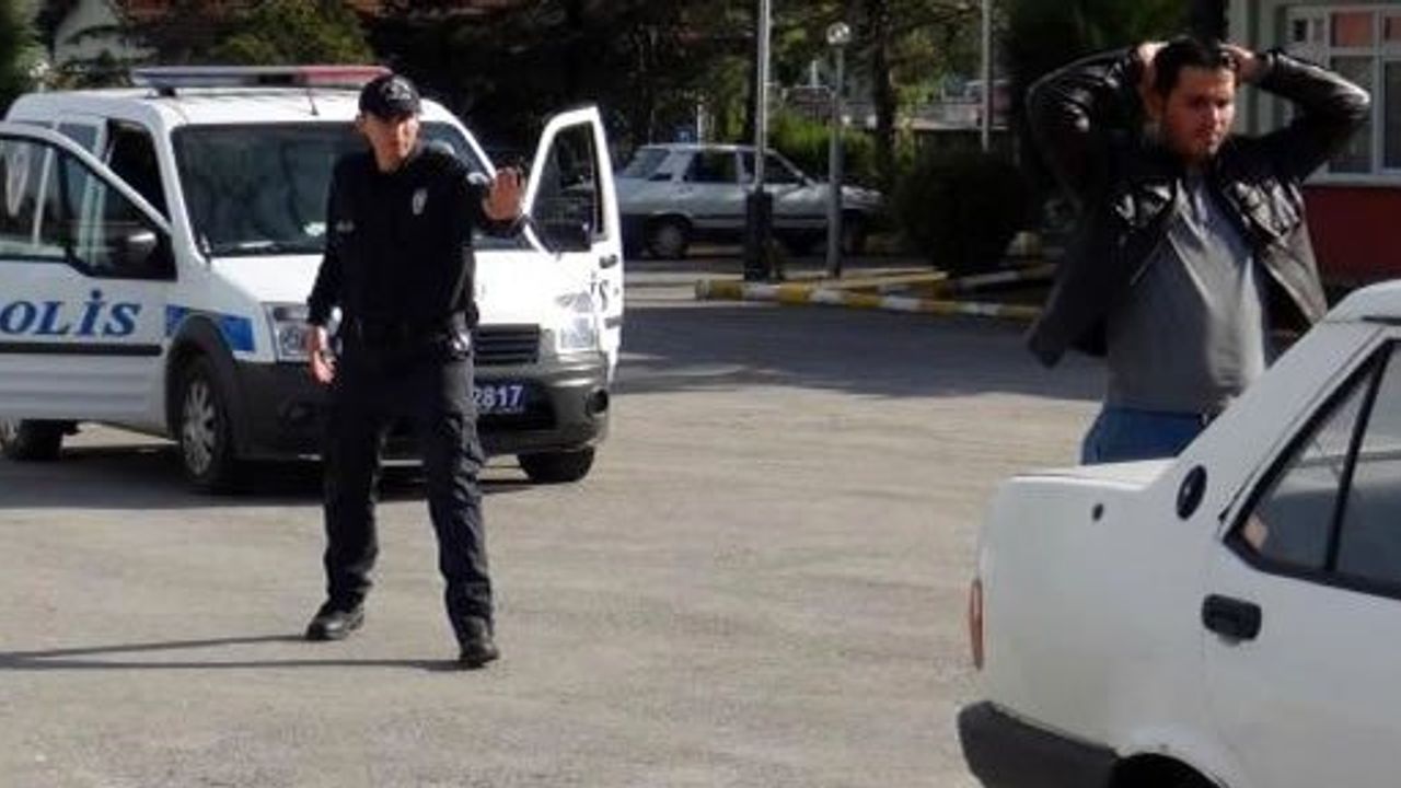 Yola Kapan Atıp Lastikleri Patlattılar