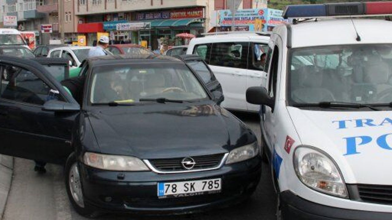 Polisten Kaçan Zanlı Yere Attığı Esrarla Yakalandı 