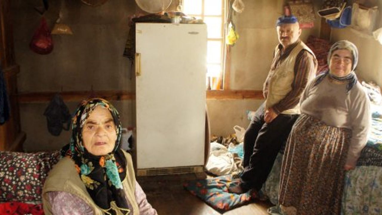 Tek Göz Odada İki Engelli Çocuğuyla Yaşam Mücadelesi Veriyor 