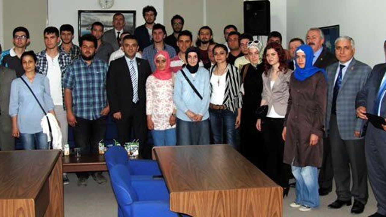 Üniversiteli Gençler Meclis'te