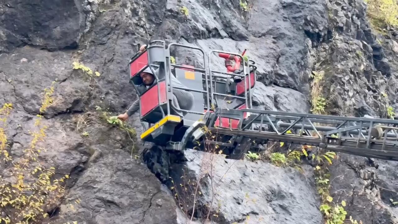 Kayalardan sarkan kablolar paniğe neden oldu