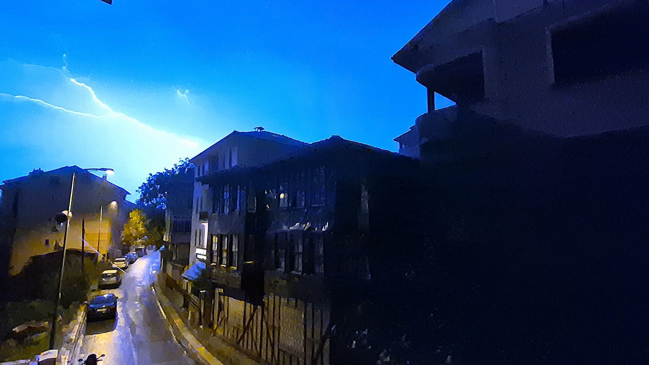 Bartın'da şimşekler geceyi aydınlattı