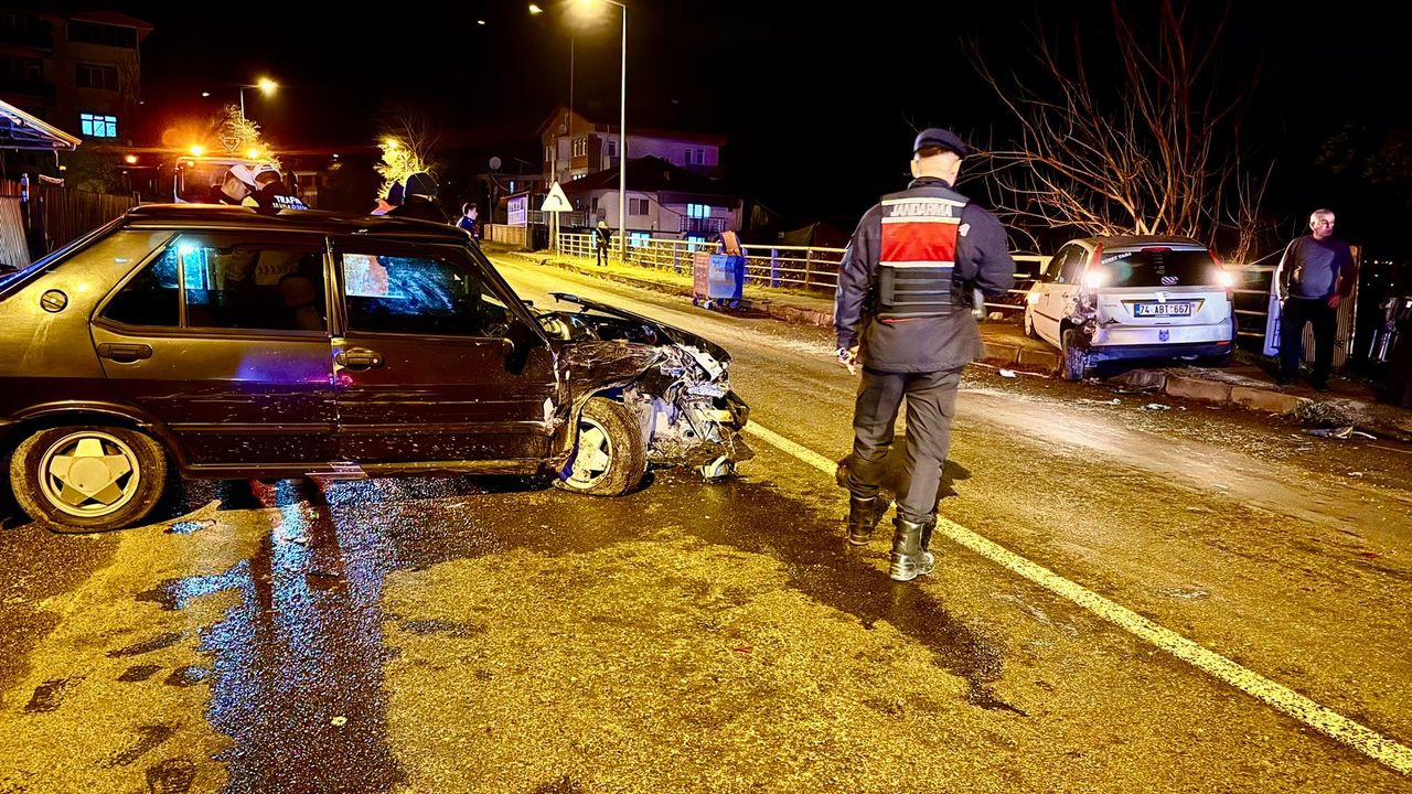Kontrolden Çıktı, Park Halindeki Araca Çarptı: 3 yaralı