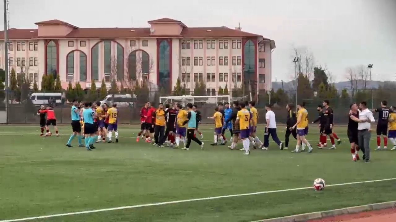 Amatör maçta saha karıştı: 1 yaralı, 11 Kırmızı Kart