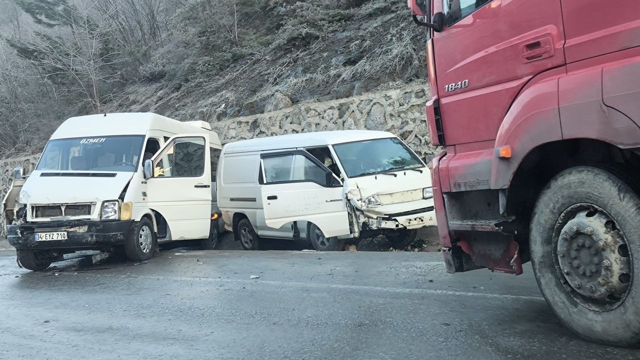 Ankara Yolu buzlanma edeniyle savaş alanına döndü: 10 yaralı