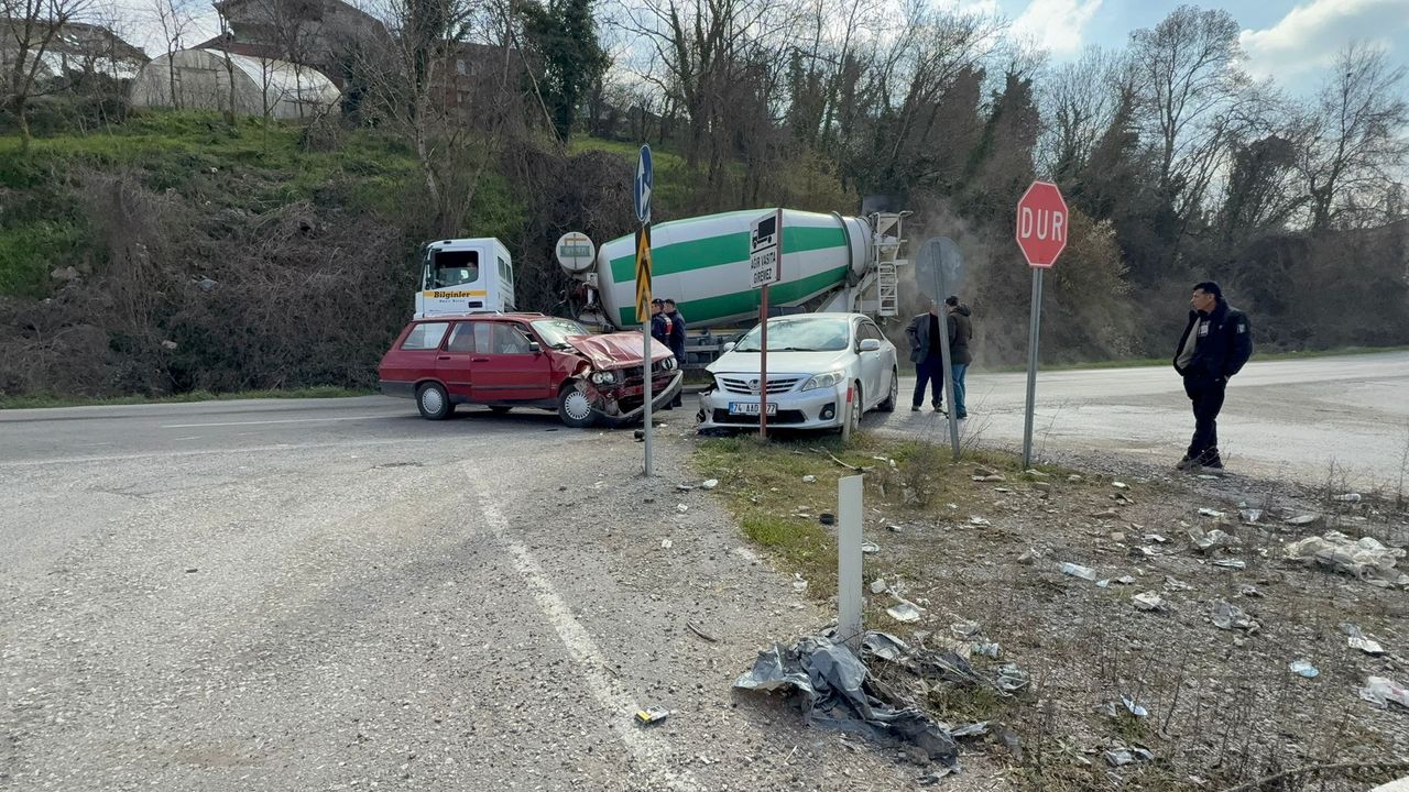 Sanayi Kavşağı’nda Kafa Kafaya Çarpıştılar: 2 Yaralı