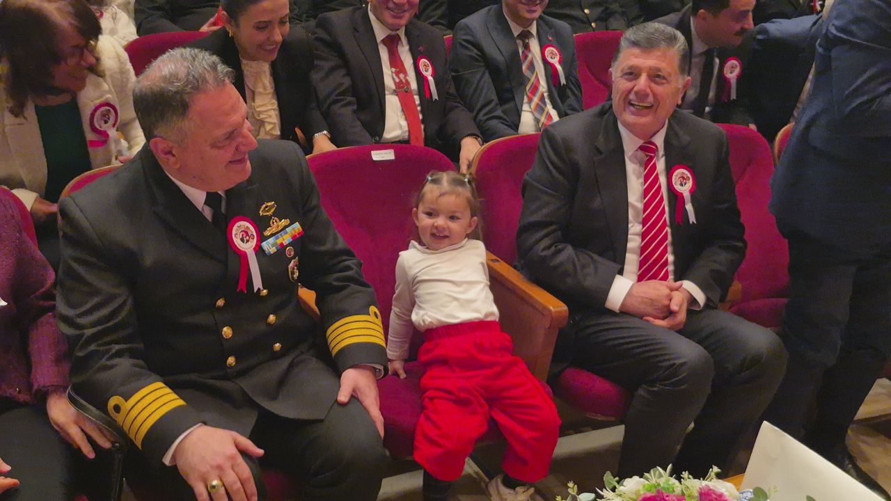 Annesinin elinden kurtulan minik, Vali’nin koltuğuna oturdu