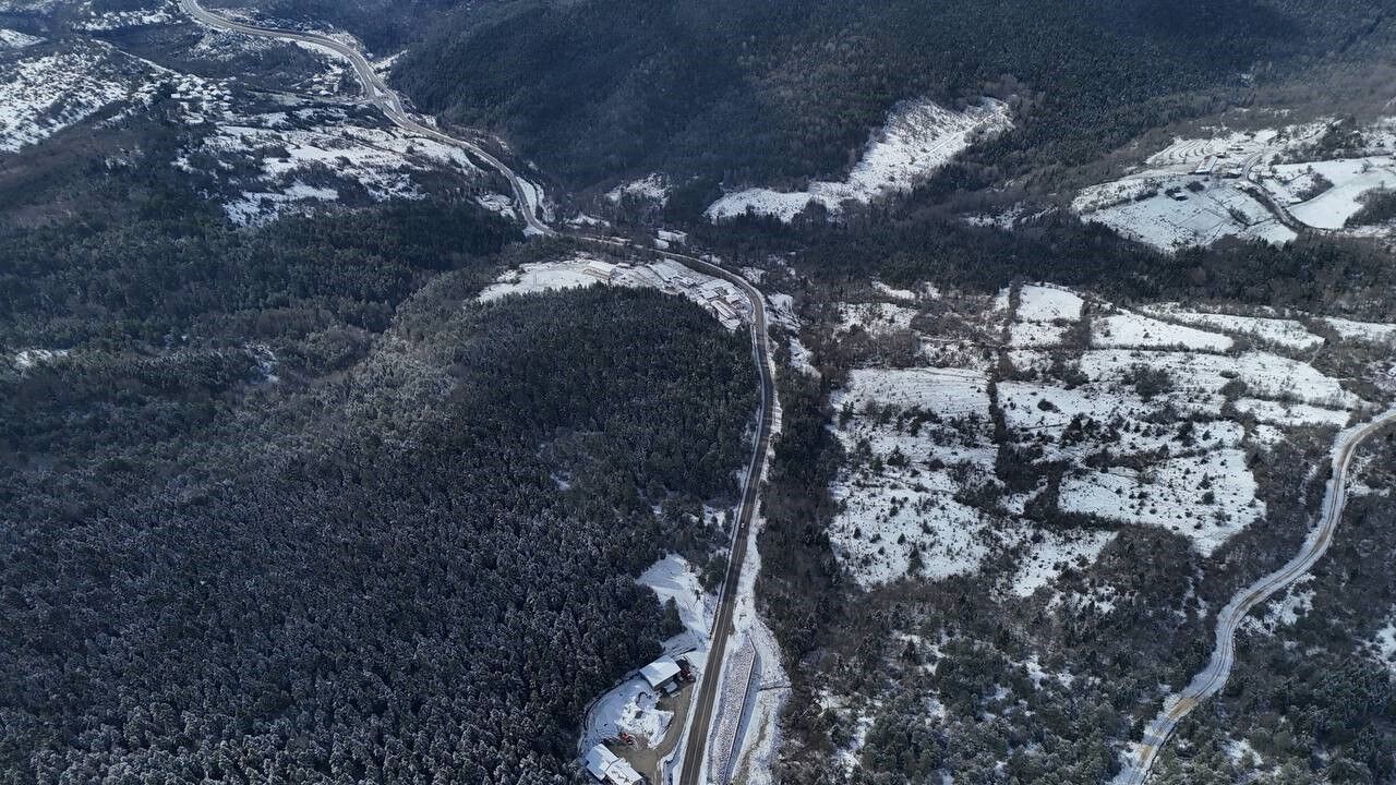 Beyaza bürünen Bartın-Karabük yolu dronla görüntülendi