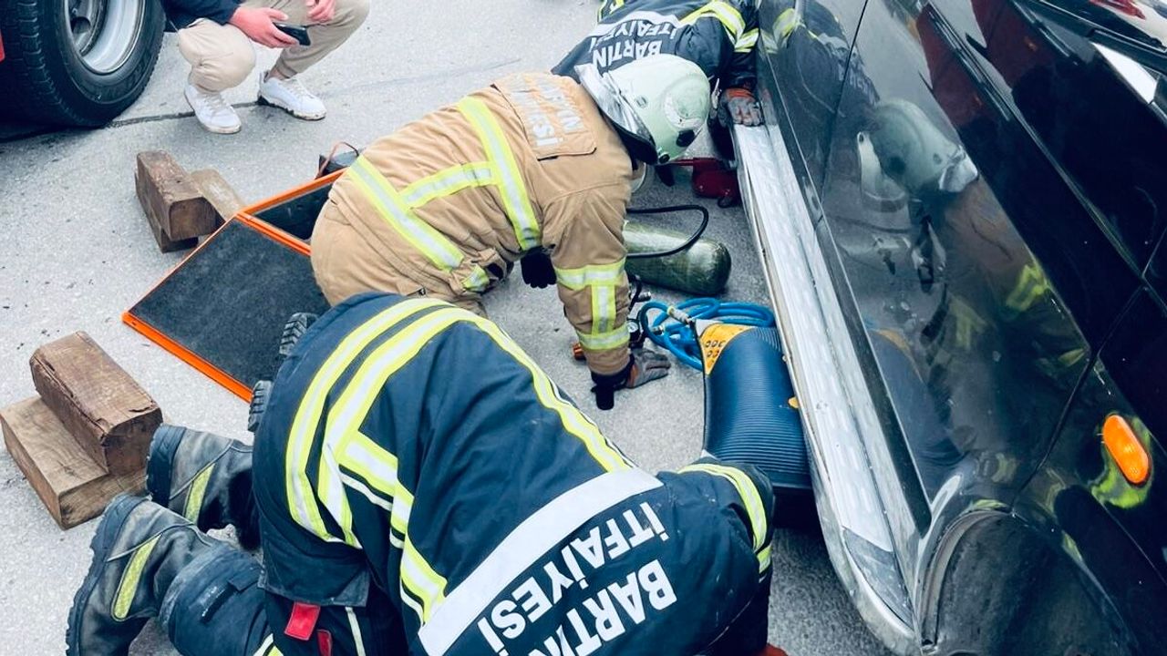 Manevra yapan minibüsün altında kalan kadın kadın yaralandı