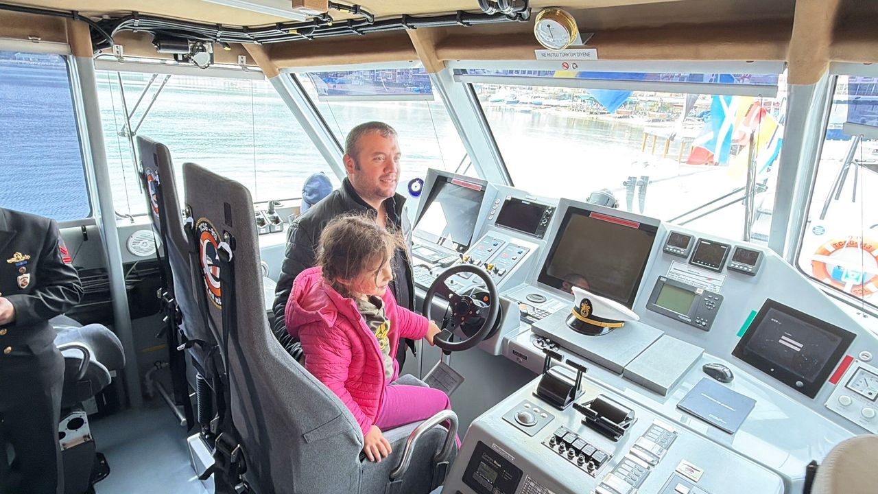 Amasra'da çocuklar sahil güvenlik botunu gezdi