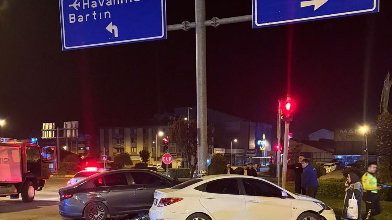 Otomobil önce araca, ardından yön direğine çarptı: 2 yaralı