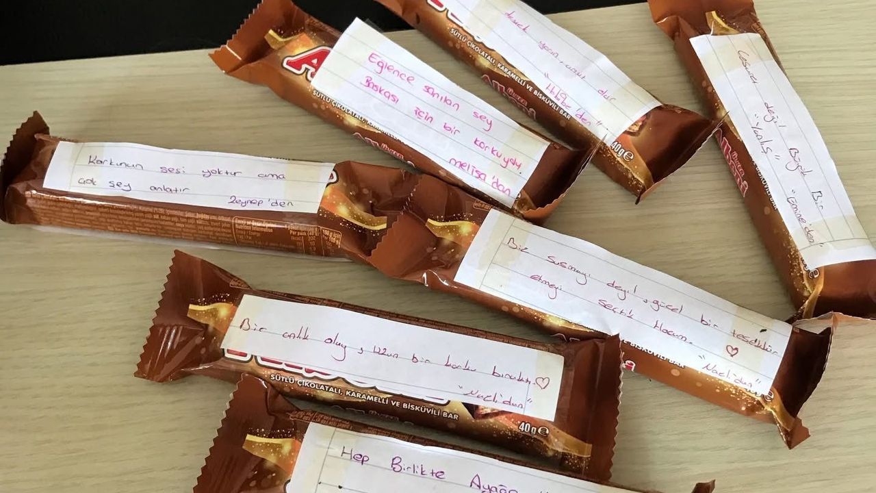 Öğrencilerden Öğretmenlerine Çikolatalı Destek