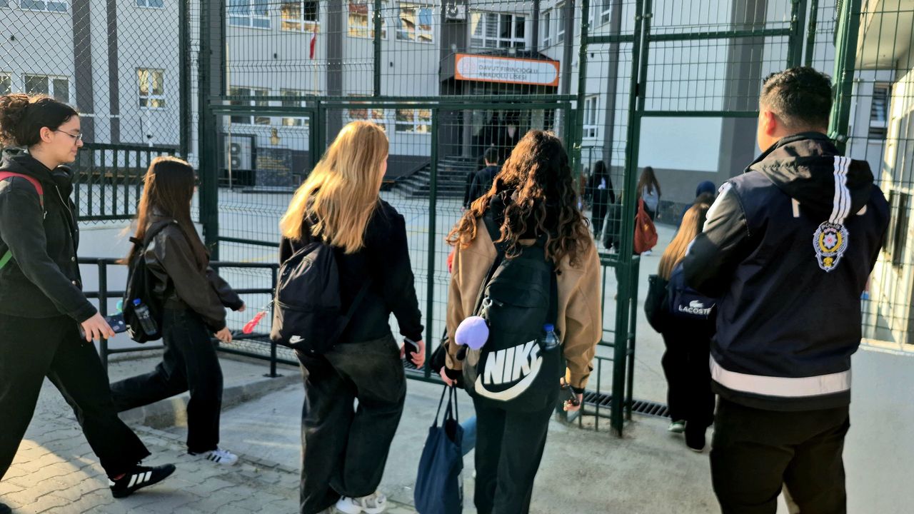 Bartın'da Polis okul önlerinde kuş uçurtmuyor