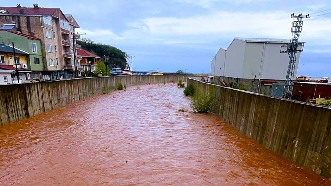 Bartın'da denizin rengi kırmızıya büründü