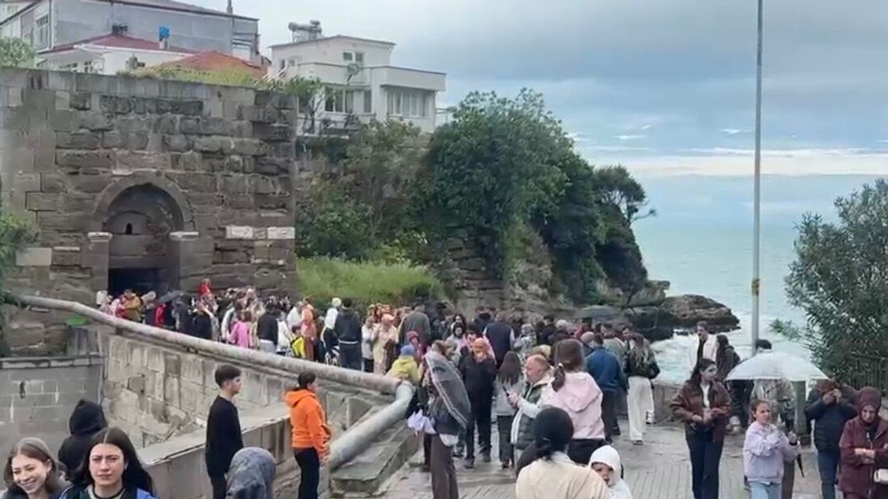 Sağanağın etkili olduğu Amasra'da bayram yoğunluğu