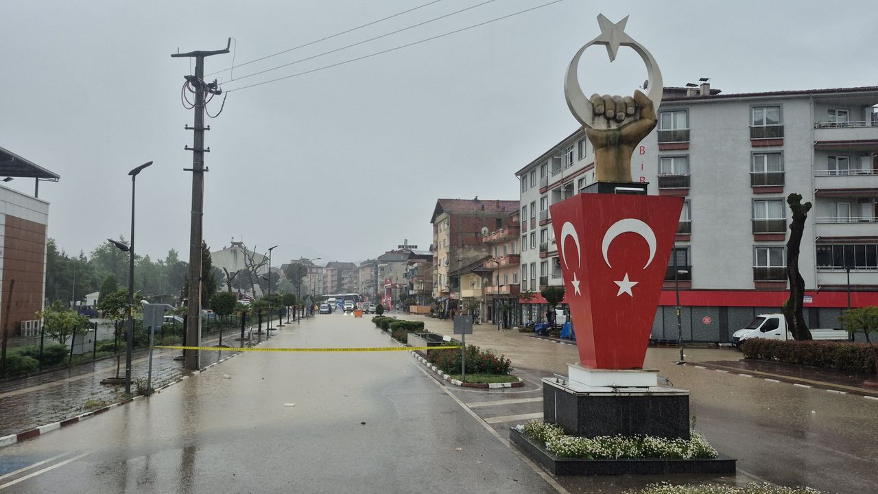 Kozcağız'da Dere Taştı, Ev ve İş Yerleri Sular Altında Kaldı