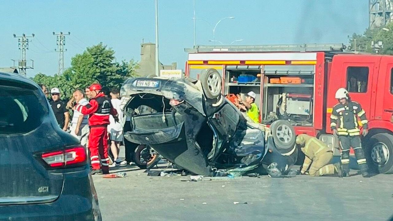 Motosikletin çarptığı otomobil devrildi: 2'si Ağır 4 Yaralı