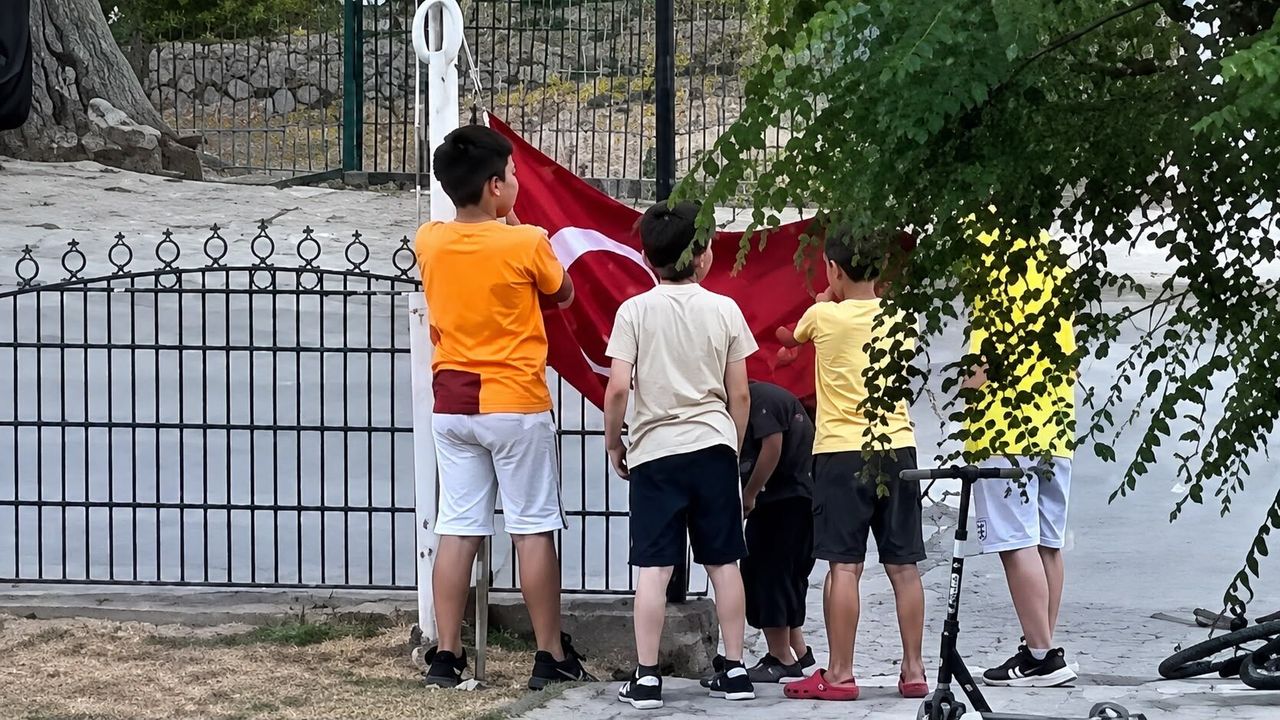 Bartınlı Minik Yürekler, Düşen Türk Bayrağına Sahip Çıktı