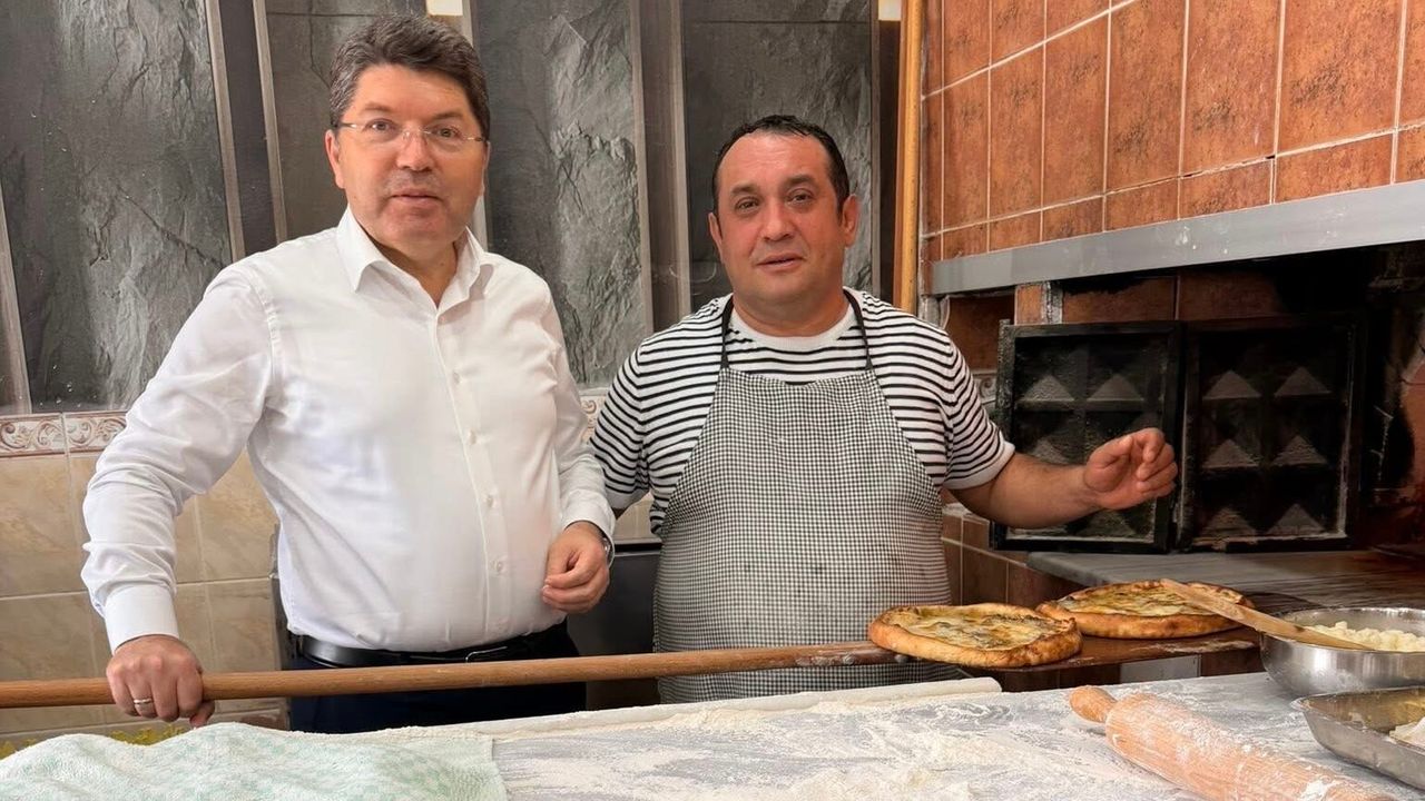 Eski Bakan Tunç, hemşehrileriyle buluşup pide yaptı