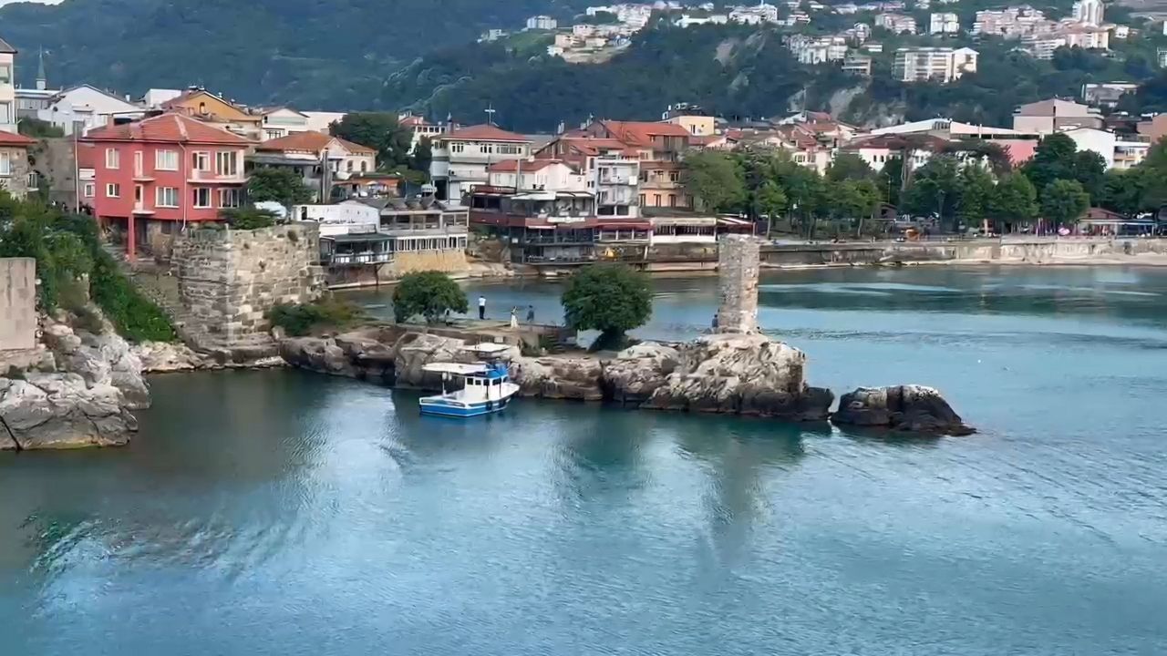Amasra'da tarihi yapıları sprey boyayla boyadılar