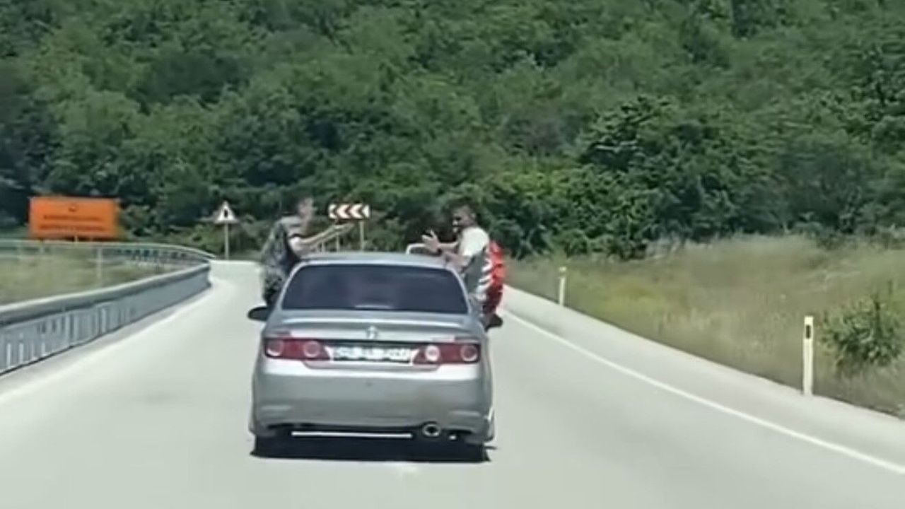 Bartın'da otomobilin camından sarkanlara 9 Bin 500 TL ceza