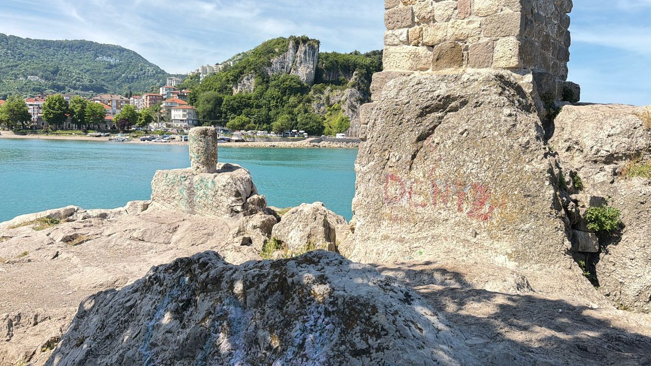 Amasra’da tarihi Direkli Kaya’ya saldırı, polis de