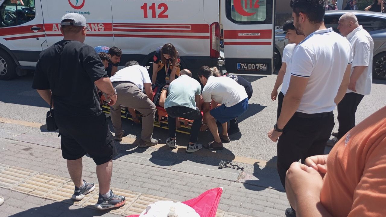 Bartın’da motosiklet, otomobille çarpıştı: 1 Yaralı