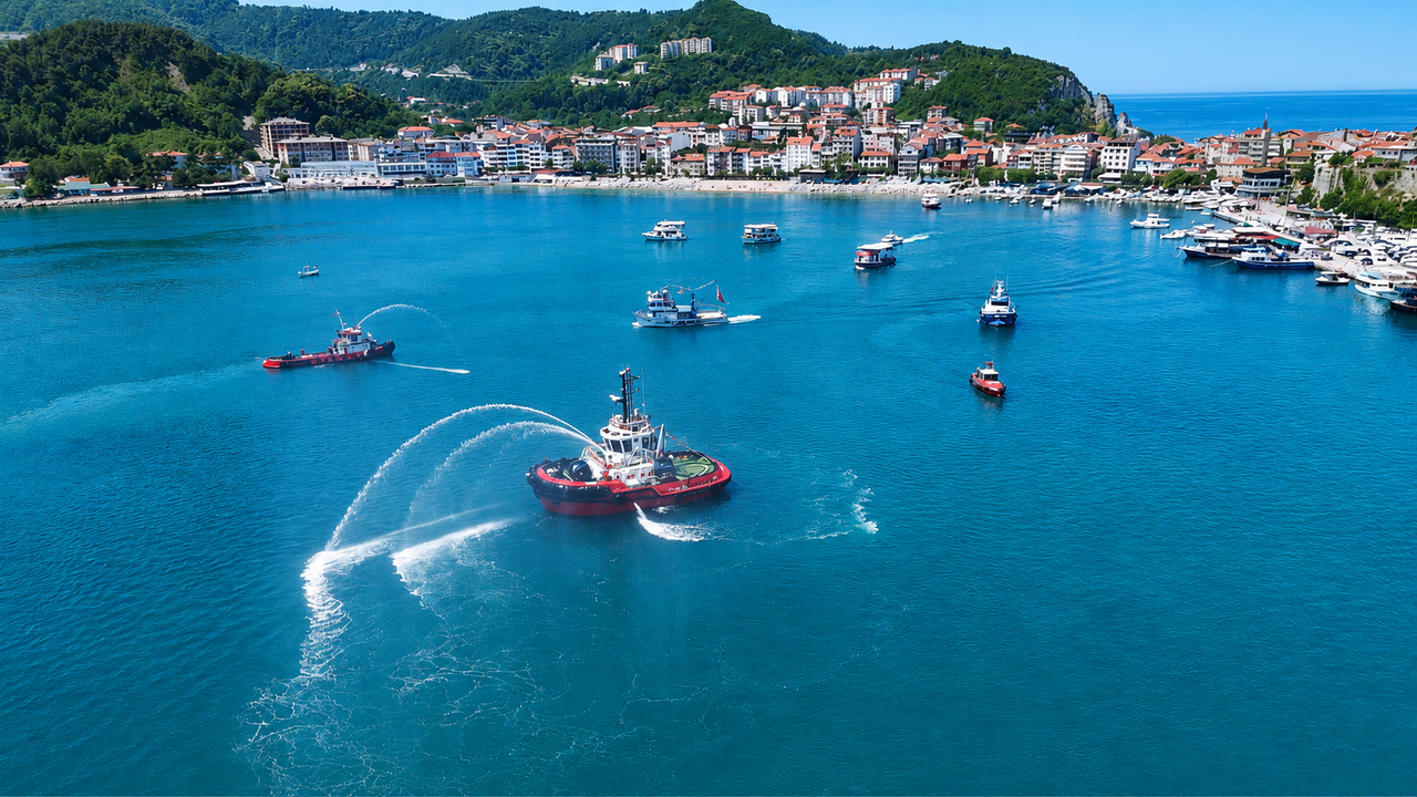 Amasra’da Denizcilik Bayramı Su Şovuyla Renklendi