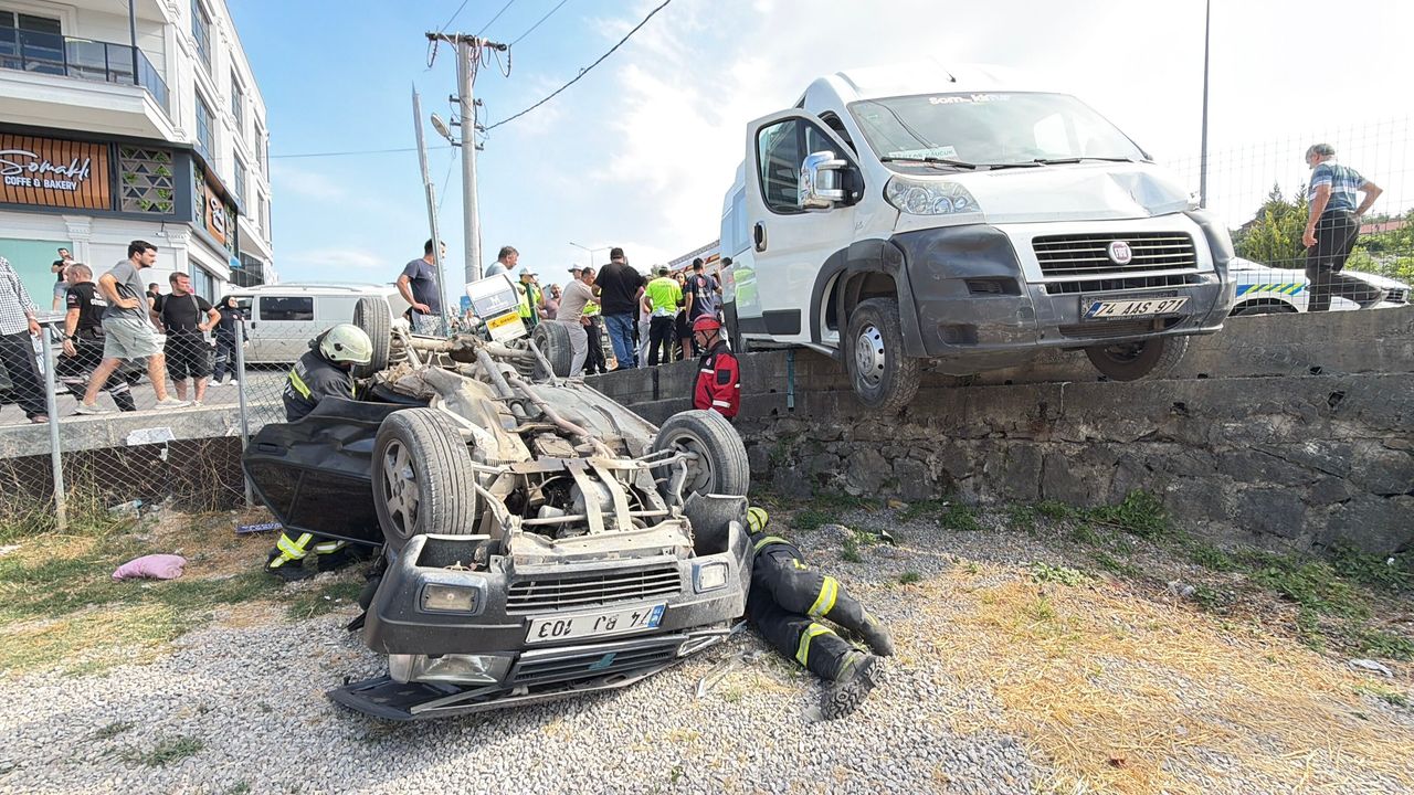 Bartın’da İşçi servisi ile iki otomobil çarpıştı: 3 yaralı