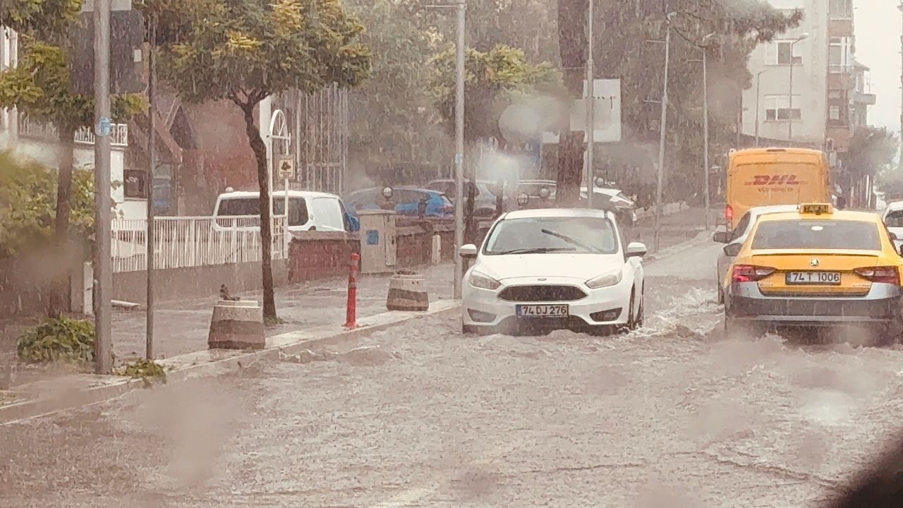 Amasra'da Cadde ve sokaklar göle döndü