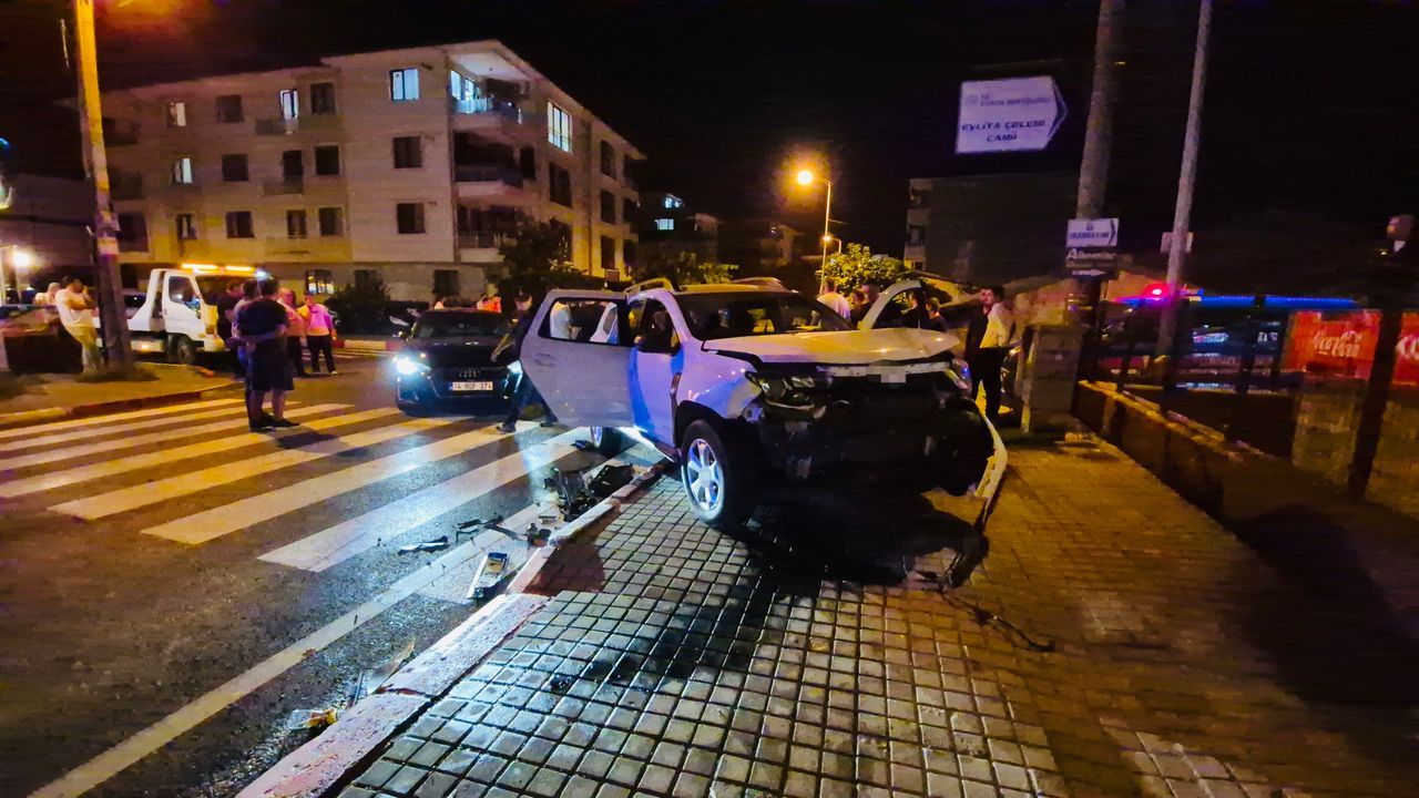 Koruma Polislerini Taşıyan Araç Otomobille Çarpıştı:2 Yaralı