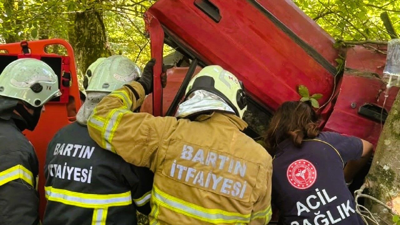 Bartın’da kontrolden çıkan otomobil ağaca çarptı: 3 yaralı