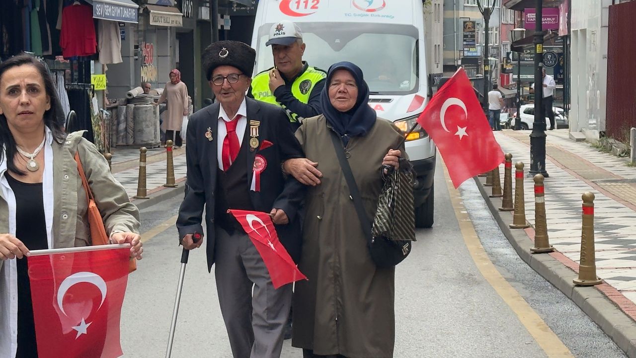 Gaziler yürüyüşünde yürekleri ısıtan görüntü