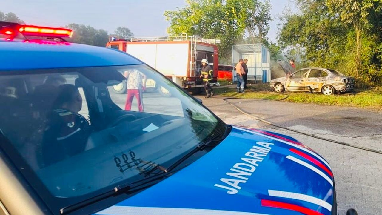 Park Halindeki Otomobil Alev Alev Yandı