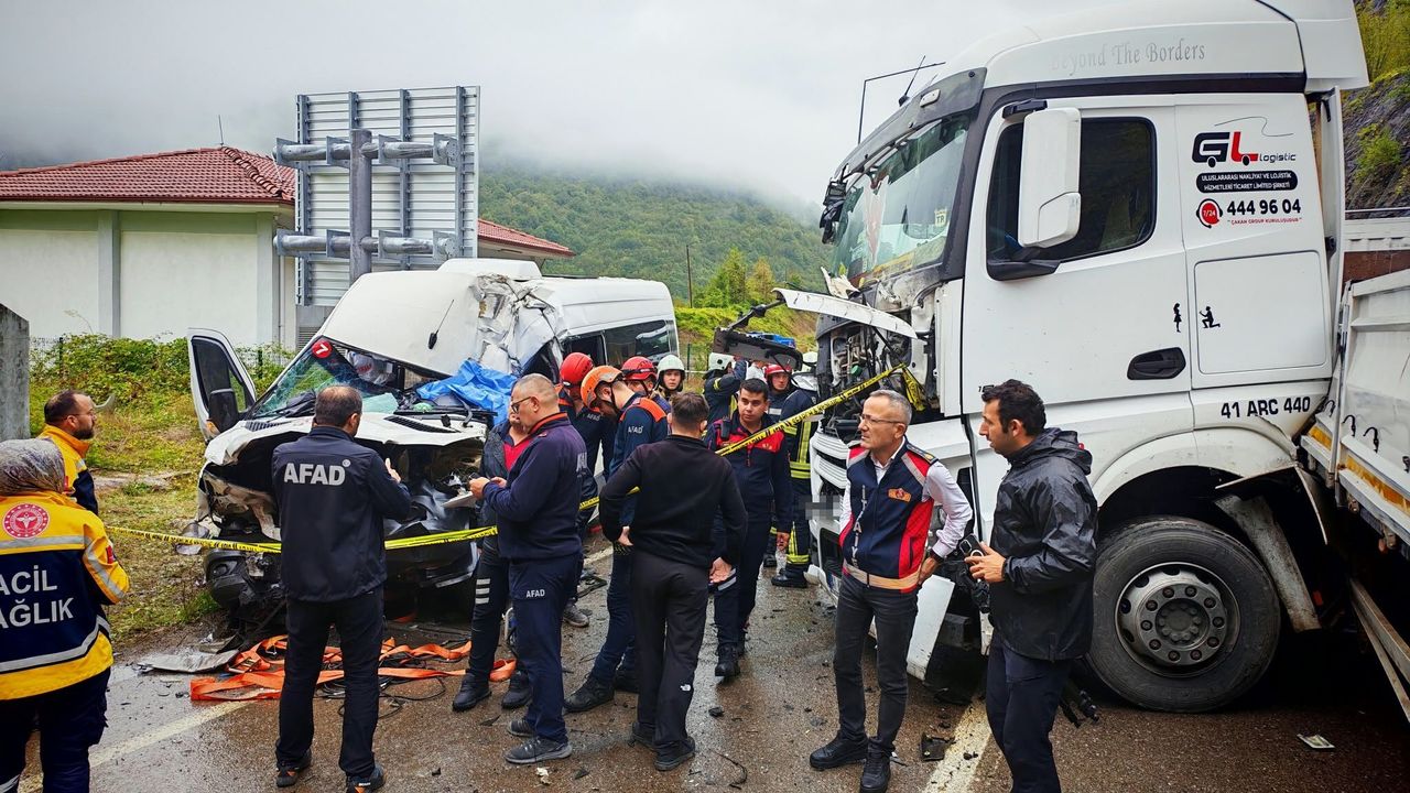 Tırla çarpışan minibüs sürücüsü son yolculuğuna uğurlandı