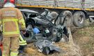 Karşı şeride geçen TIR'la çarpışan otomobildeki çift öldü