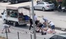 Sebze ve meyveler kamyonetin kasasından yola saçıldı