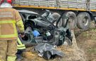 Karşı şeride geçen TIR'la çarpışan otomobildeki çift öldü