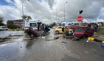 Bartın'da kavşakta çarpışan otomobillerden biri ikiye bölündü; 1'i çocuk, 6 yaralı