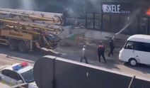 Yangın söndürme çalışmalarına polisler de hortumla müdahale etti