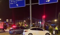 Otomobil önce araca, ardından yön direğine çarptı: 2 yaralı