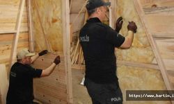 Marangoz Polisler, Depremzedeler İçin Kolları Sıvadı