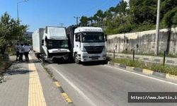 2 Kamyon Yola Sığmadı, Trafik Kilitlendi