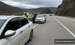 Otomobilin üzerine kaya parçaları düştü