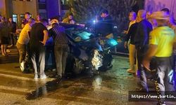 Aracıyla Bariyerlere Çarpan Anne ve Kızı Yaralandı